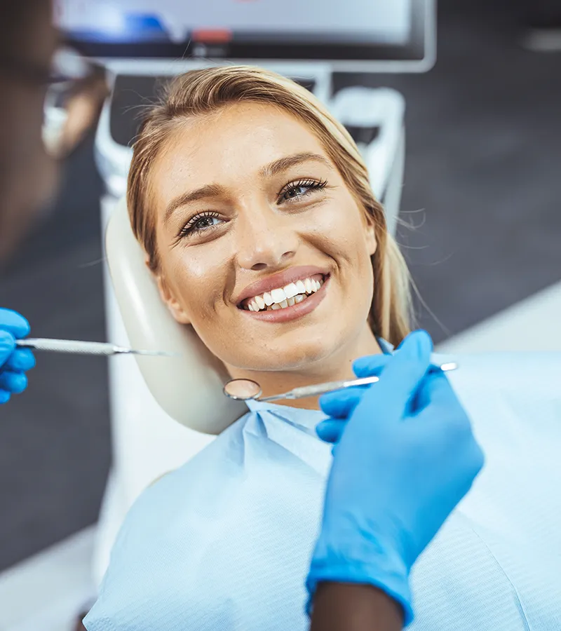 Patienten beim Zahnarzt lächelt den Zahnarzt an